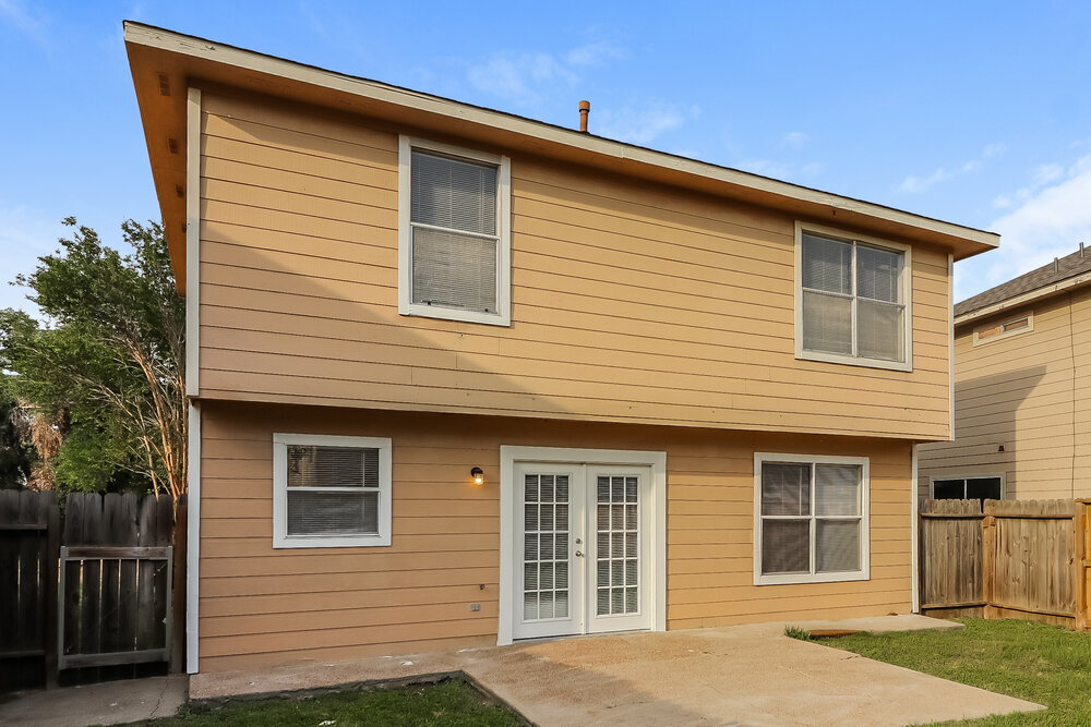 Building Photo - 7423 Village Lake Dr