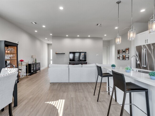 Building Photo - 5702 Rucio Ln