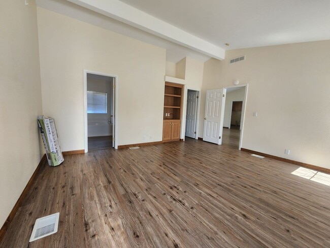 Building Photo - Family Home on 4 acres close to schools