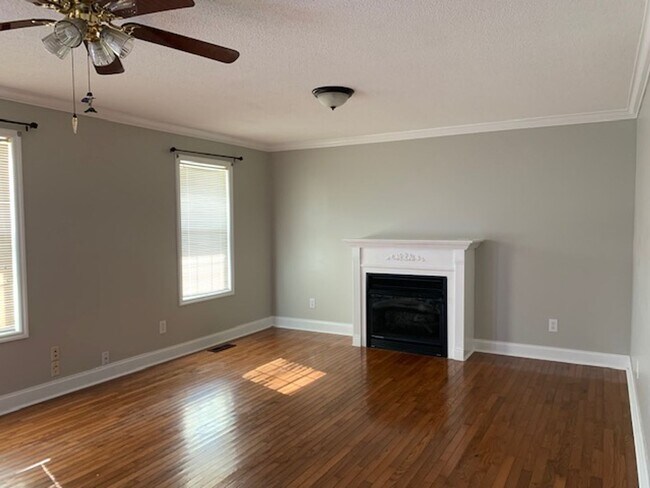 Building Photo - BEAUTIFUL 3 BEDROOM HOME