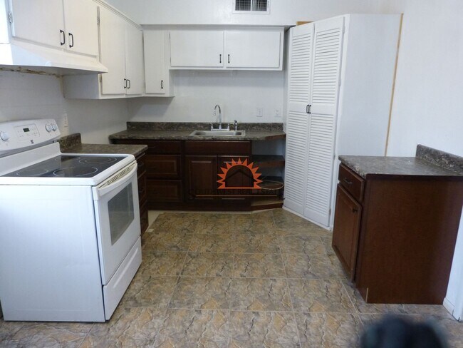Building Photo - 700 W Manana Blvd