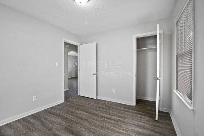 Building Photo - 2404 Thomas Ave