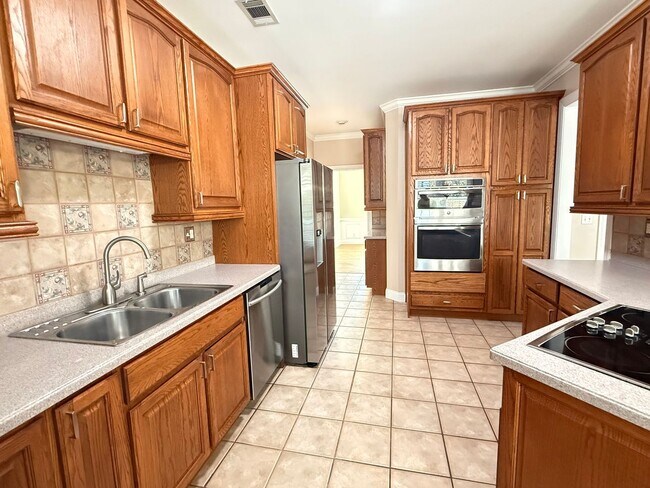 Building Photo - This beautiful brick home is located in Villa Rica and includes 6 bedrooms and 4.5 bath!