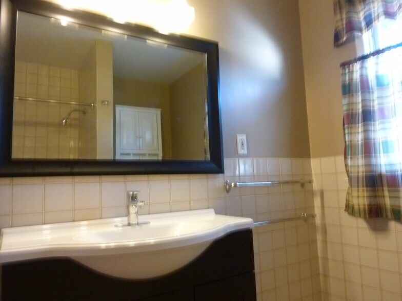 Building Photo - 719 E 35th Ave