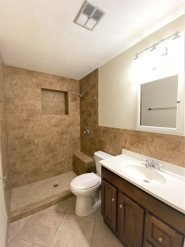 Building Photo - ** SOUTH NAPLES ** 4 BED / 3.5 BATH - POOL HOME - NO HOA! - PET OK - ANNUAL RENTAL