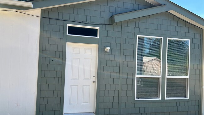 Building Photo - Beautiful House on the McKenzie River!