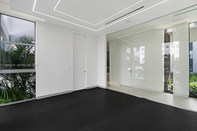 Building Photo - 501 Palm Dr