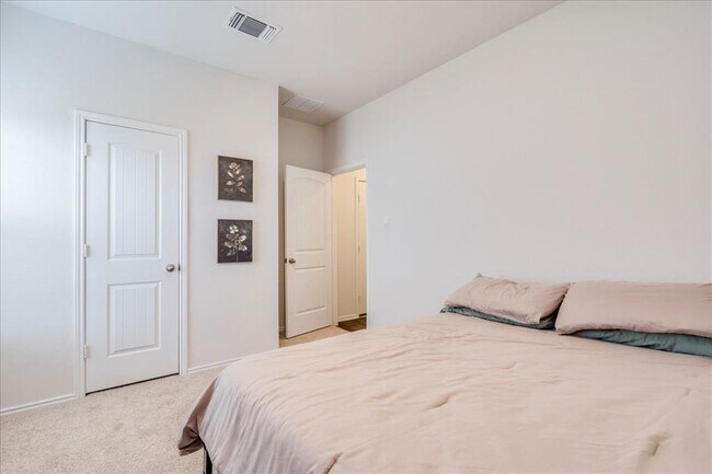 Building Photo - 125 Frogmore Lp