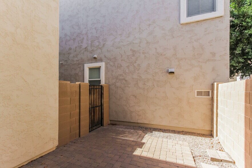 Building Photo - 10112 E Isleta Ave
