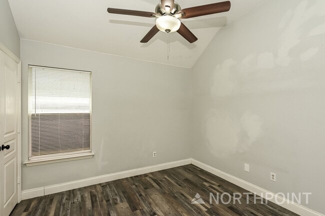 Building Photo - 3 BR/2BA & Den | Single Family Home | 2-Car Garage | Fenced backyard