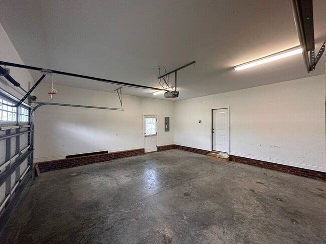 Building Photo - Perfect on Pineflat!