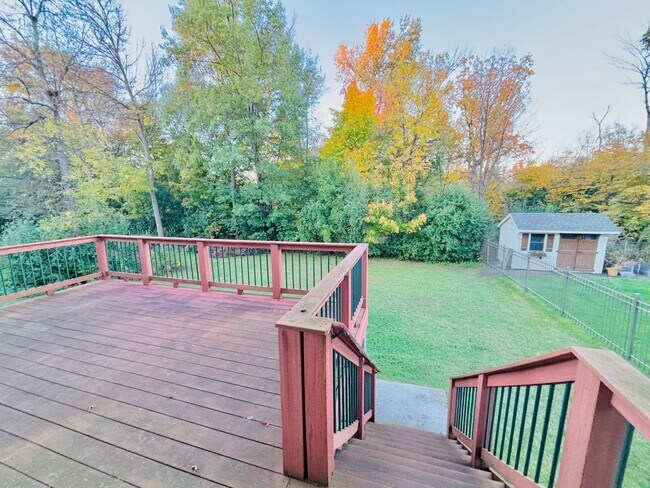 Building Photo - Huge 5 bed home located in Maple Grove!
