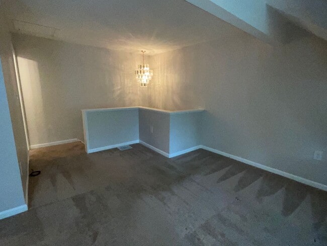 Building Photo - 3BD 2.5BA End Unit Townhome