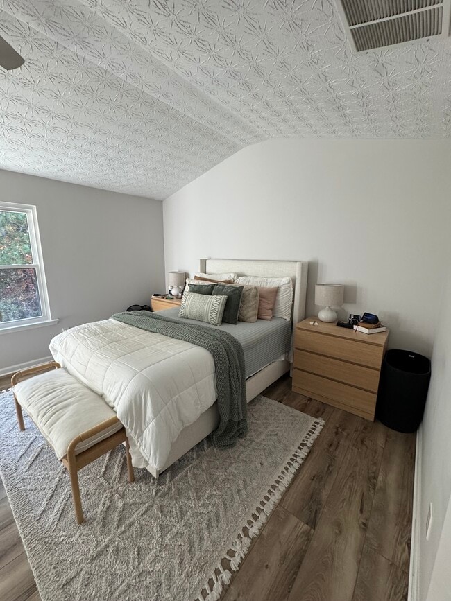 Building Photo - 980 Mays Ln SW