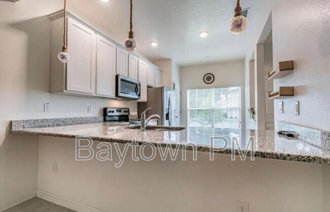 Building Photo - 1122 Hillhurst Dr
