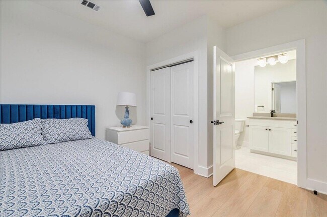 Building Photo - 3000 Duval St