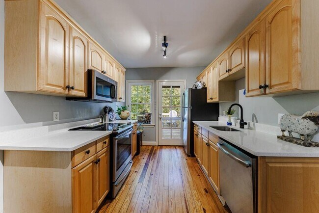 Building Photo - 1280 Stillwood Dr NE