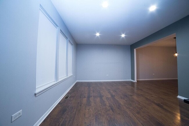 Building Photo - 2213 Pontiac Cir