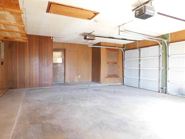 Building Photo - Spacious Home