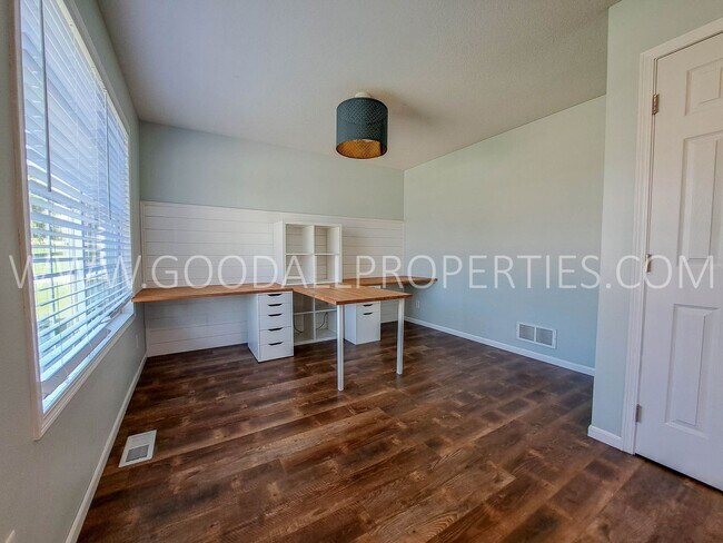 Building Photo - 3 Bedroom 3.5 Bath Urbandale Home Waukee S...