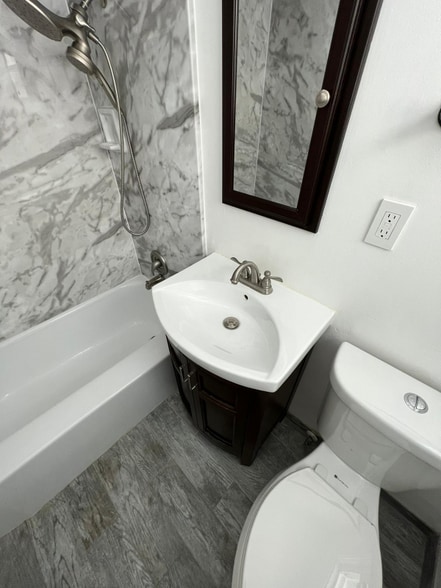 Building Photo - 375 Bonair St