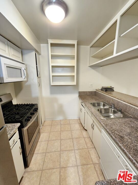 Building Photo - 1013 N San Vicente Blvd