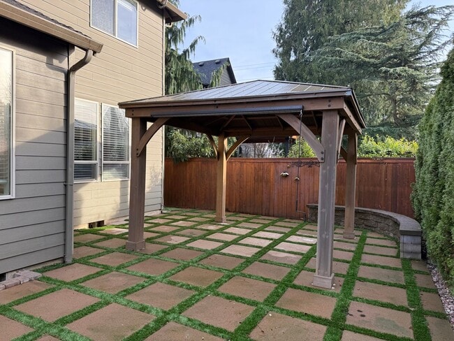 Building Photo - Goregous 5 Bedroom Home! Great Location! Vaulted Ceilings! Fenced Yard! 3- Car Garage & More!