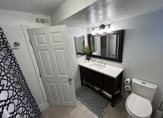 Bathroom - 1913 N Corona St