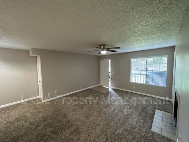 Building Photo - 380 Lakepointe Dr