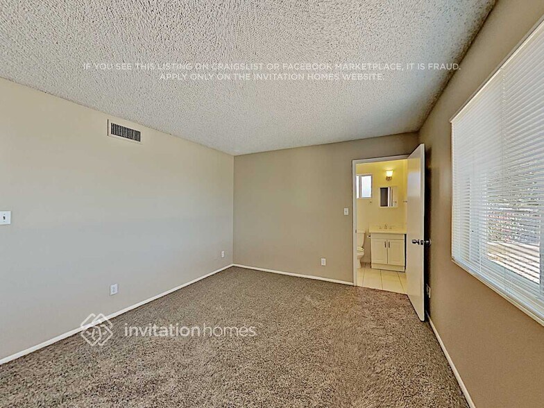 Building Photo - 1020 W Halstead Dr