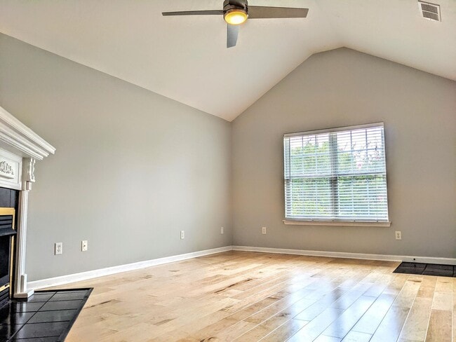 Building Photo - 2045 Shoreline Dr