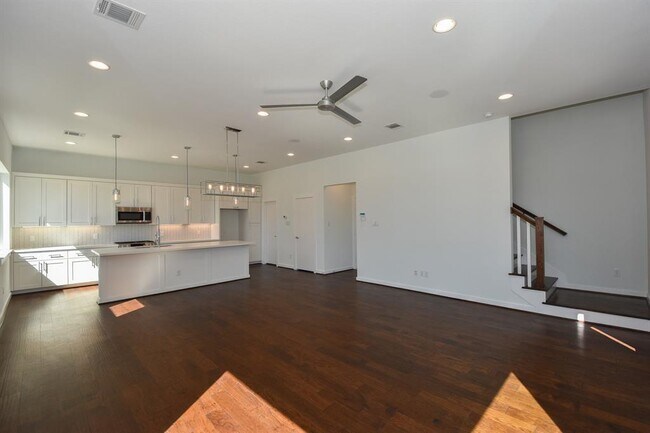 Building Photo - 713 James St