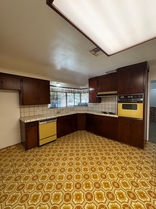 Building Photo - Charming Home Rent Ready !