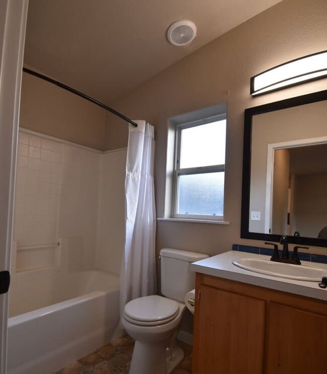 Building Photo - Application Pending - 3 Bedroom House For ...