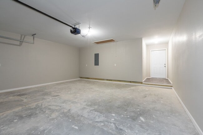 Building Photo - 4 Bedroom 2 Bath + Updated