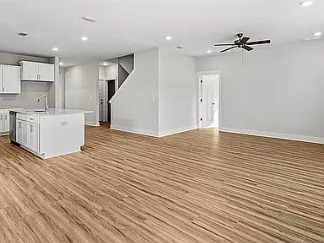 Building Photo - 5583 Clarity St