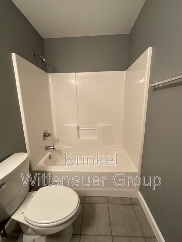 Building Photo - 704 Fountain View Dr