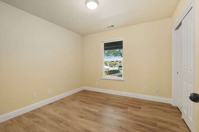 Building Photo - Spacious 5-Bedroom Home with Pool in NE Fr...