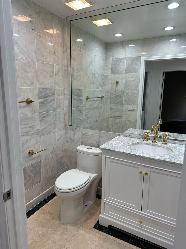 Building Photo - 435 Arnaz Dr