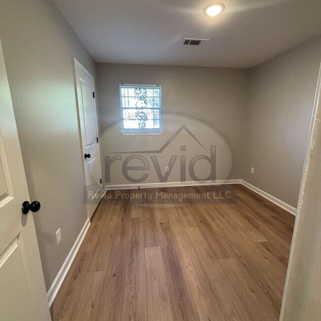 Building Photo - Recently Renovated 3Bed/1.5Bath Available ...