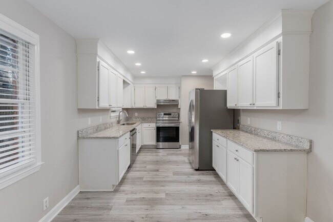 Building Photo - Renovated 3-Bed, 2-Bath Brick Home – Spaci...