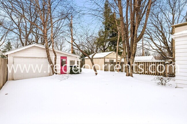 Building Photo - 6115 Indianola Ave