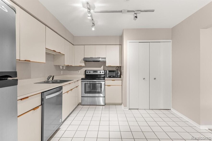 Building Photo - 644 Ashley Cir E