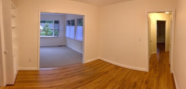 Building Photo - Wonderful Kenilworth location! Lovely land...