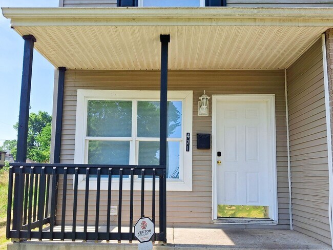 Building Photo - 4 Bed / 2 Full Bath House with Brand-New Kitchen, Attached Garage, and Full Basement - Built 2001