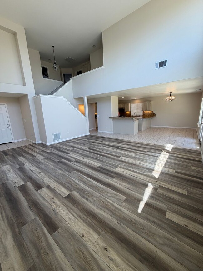 Building Photo - Newly Updated 4 Bedroom 2.5 Bathroom Home
