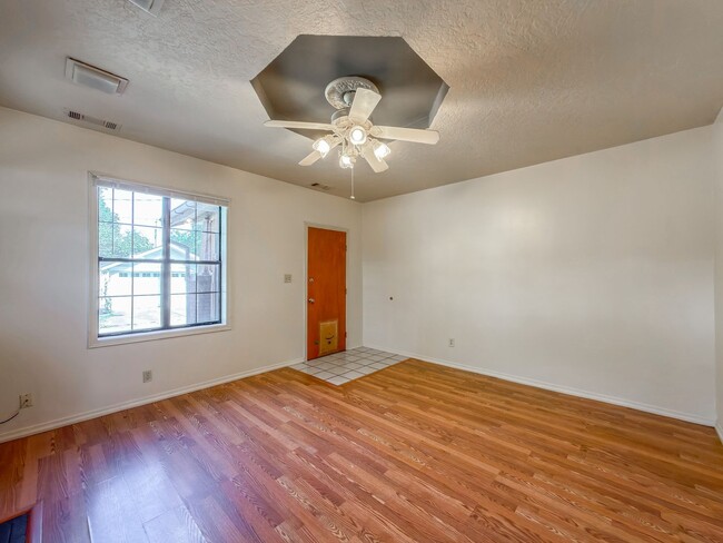 Building Photo - * Move-In Special * Charming Fort Smith Home - 2 Bed, 1 Bath (1150 sqft)