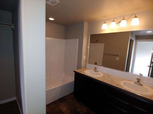 Building Photo - Beautiful North Hayden Neighborhood, Landscaping included!