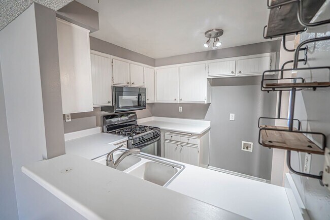 Building Photo - Santa Fe 2 Bedroom Condo for Rent!