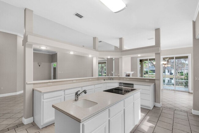 Building Photo - Spacious unfurnished 4B/3B home in Gated Community of Emerald Lakes